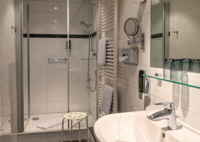 Bad im Doppelzimmer im Hotel Mietz in Bad Neuenahr